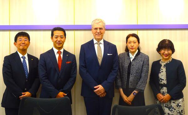 20251006 IASBアンドレアス・バーコウ議長　鈴木理事　IFRS財団関係者との集合写真.JPG