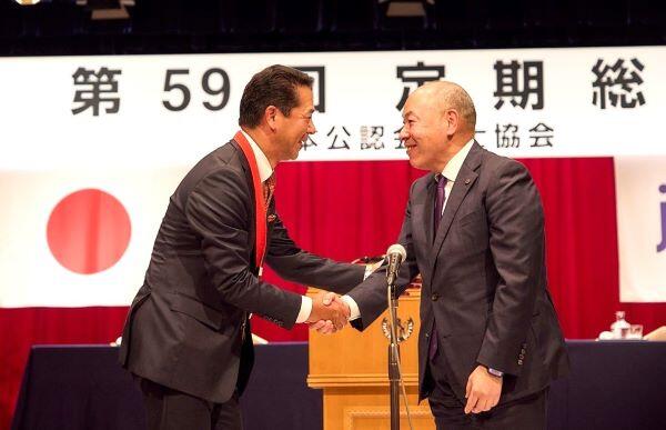 0723会長章授与_握手.jpg